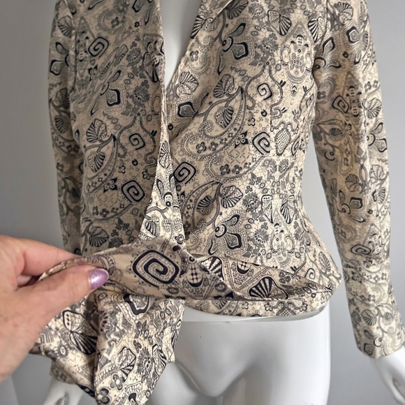 Jones New York wraparound Silk blouse, black and beige, long sleeve, size 10P - Picture 4 of 16